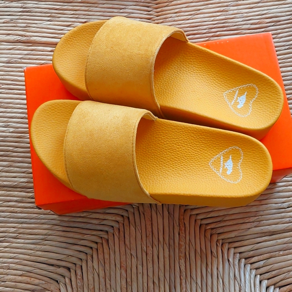 BNWB Rocket Dog Cheri microfiber slides size 8